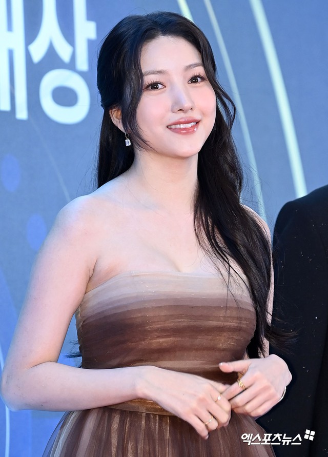 Thảm đỏ Seoul Music Awards 2023: Nữ thần Gyuri (KARA) diện đồ cắt khoét táo bạo lấn át IVE - (G)I-DLE, Minho (SHINee) soái ngút ngàn dẫn đầu dàn sao - Ảnh 12.