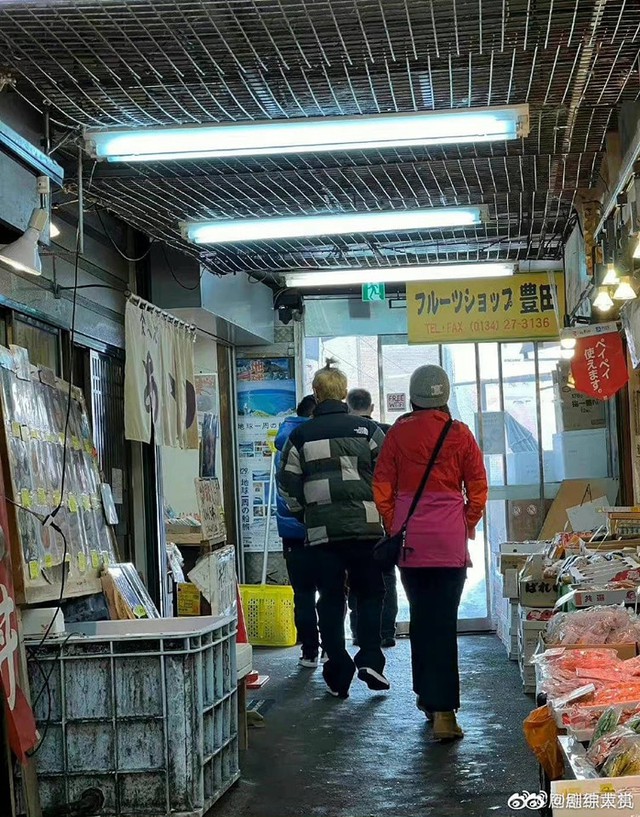 Dàn sao Hoa ngữ rộn ràng ngày giáp Tết: Quan Hiểu Đồng - Lộc Hàm đi du lịch Nhật Bản, vợ chồng Cao Viên Viên “khóa môi” trên phố - Ảnh 2.