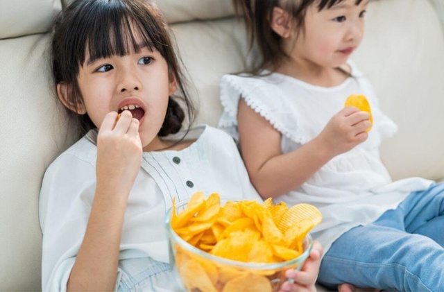 (mùng 3) Tết nào cũng tiếp nhận hàng loạt trẻ béo phì, Viện Dinh dưỡng Quốc gia mách cha mẹ nên chuẩn bị 7 loại thức ăn để con không thừa chất - Ảnh 3.