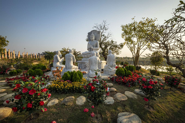 Triển lãm ảnh 'Pháp Vũ Rồng Thiêng' tại Đại Bảo Tháp Mandala Tây Thiên ngày đầu năm mới - Ảnh 8.