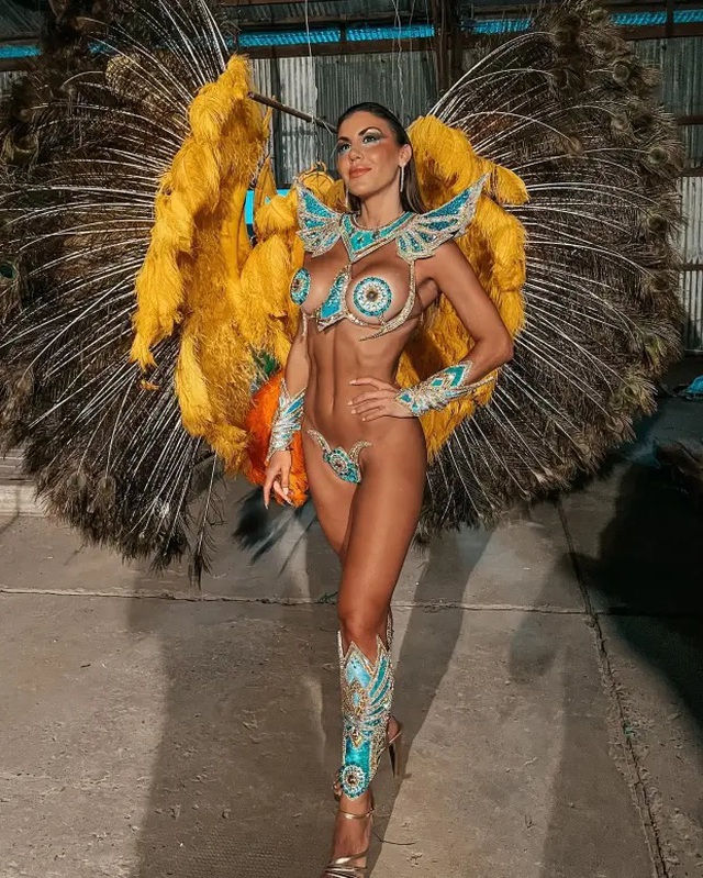 Bạn gái Lisandro Martinez diện trang phục lễ hội 'bỏng mắt' - Ảnh 2.