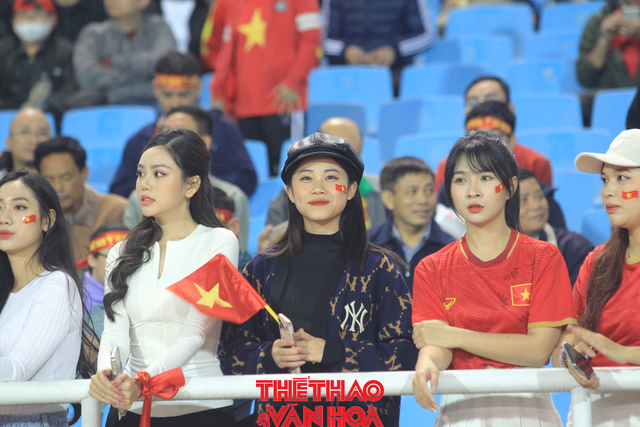 Hot girl 'Nóng cùng World Cup' khuấy động sân Mỹ Đình - Ảnh 3.