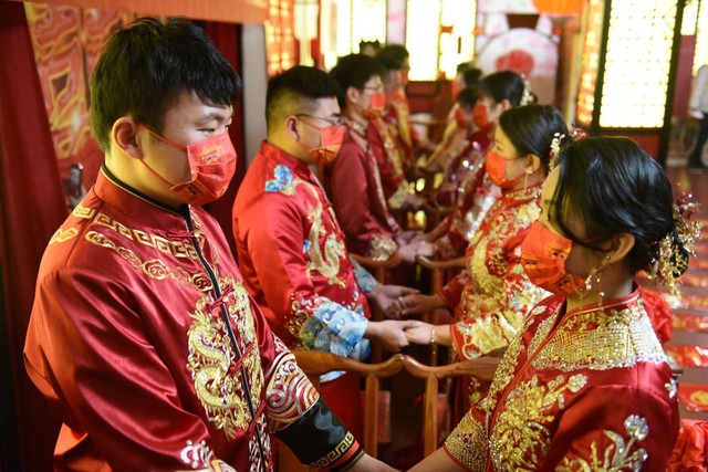 “Kết hôn như xuống địa ngục”: Thanh niên Trung Quốc ngày càng từ chối hôn nhân vì không có tiền và sợ khó ly dị - Ảnh 1.