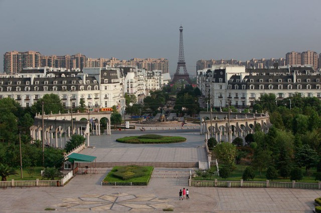 10 phiên bản “nhái” các thành phố nổi tiếng thế giới của Trung Quốc: Từ Paris hoa lệ đến Venice mộng mơ đều được xây kỳ công với tỉ lệ 1:1   - Ảnh 9.