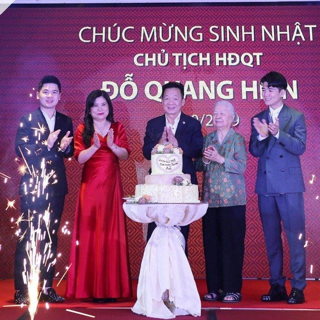Đứng cạnh con dâu Hoa hậu, nhan sắc mẹ chồng Đỗ Mỹ Linh gây chú ý - Ảnh 4.