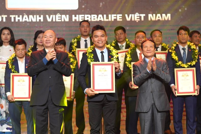 Herbalife Việt Nam được vinh danh Top 500 doanh nghiệp lớn nhất Việt Nam năm 2022 - Ảnh 1.