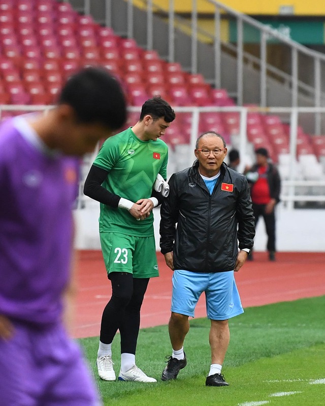 Đặng Văn Lâm được thầy Park dặn dò, thoải mái sải cánh trước trận gặp Indonesia - Ảnh 1.