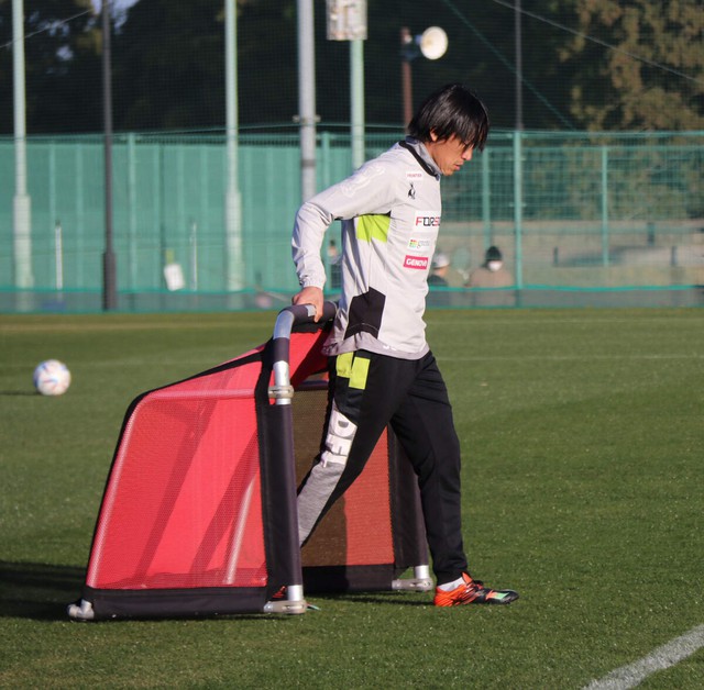 Công Phượng tập luyện với 'vua sút phạt' của Nhật Bản và kỷ lục gia Miura tại Yokohama FC - Ảnh 4.