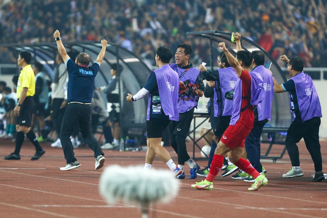 HLV Park Hang-seo vỡ òa cảm xúc với bàn thắng thứ 2 của Tiến Linh trước Indonesia - Ảnh 2.