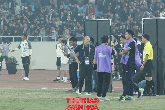 HLV Park Hang Seo bắt tay mọi người, trừ Shin Tae Yong - Ảnh 2.
