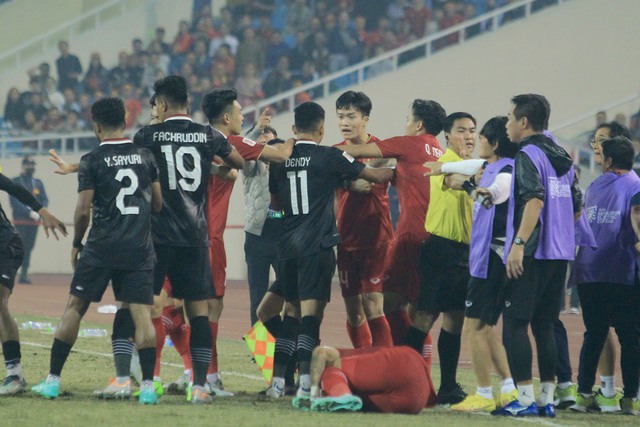 Điểm lại những pha bóng xấu xí của cầu thủ Indonesia trong trận thua Việt Nam - Ảnh 5.