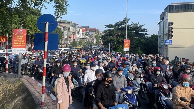 Hà Nội: Liên tiếp xảy ra tai nạn, gây ùn tắc giao thông
