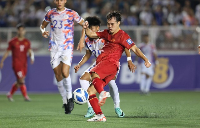 Hàng công V-League đáng báo động, HLV Troussier phải thăm Công Phượng - Ảnh 4.