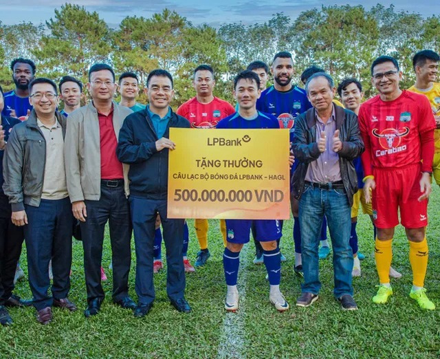 Tin nóng bóng đá Việt tối 1/12: HAGL được nhà tài trợ thưởng nóng, CLB Bình Định muốn đổi tên lần nữa - Ảnh 3.