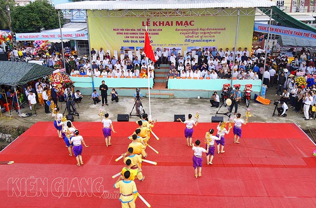 Độc đáo đua ghe ngo tại Kiên Giang - Ảnh 4.