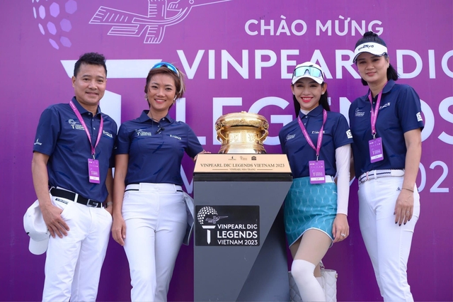 Hồng Sơn (ngoài cùng bên trái) và Kim Huệ (ngoài cùng bên phải) cùng tham gia lễ rước cúp ở giải golf huyền thoại quy tụ 60 ngôi sao thế giới, lần đầu tiên tổ chức ở Đông Nam Á và Việt Nam