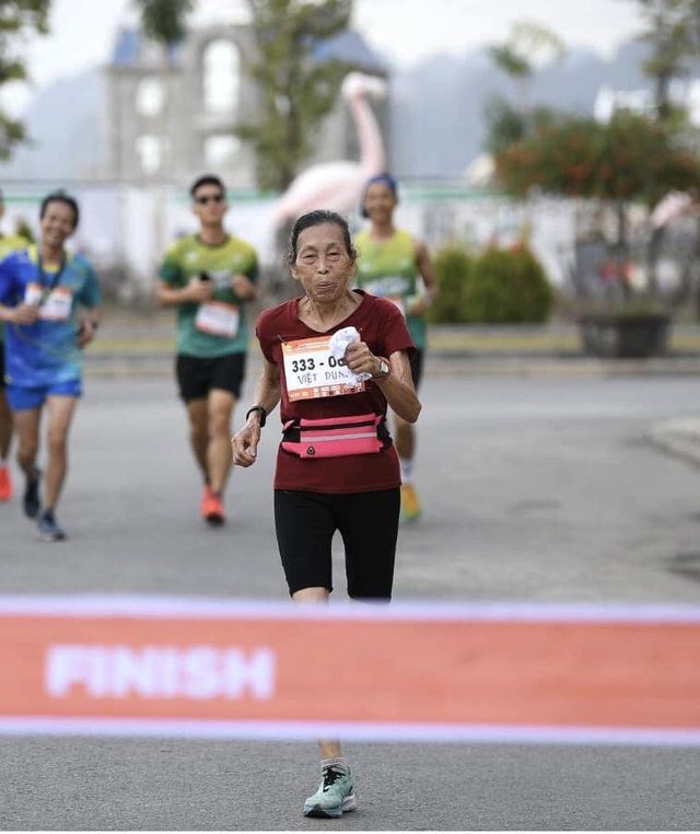 Cụ bà 83 tuổi ở Quảng Ninh mỗi ngày chạy 10km 'đều như vắt chanh', tuyên bố tuổi tác chỉ là con số - Ảnh 3.