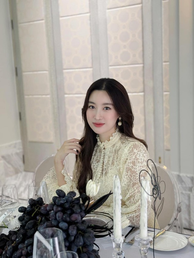 Hoa hậu Đỗ Mỹ Linh khoe nhan sắc 'cực phẩm' sau sinh, bị chồng chủ tịch CLB vào 'bóc phốt' hóm hỉnh - Ảnh 2.