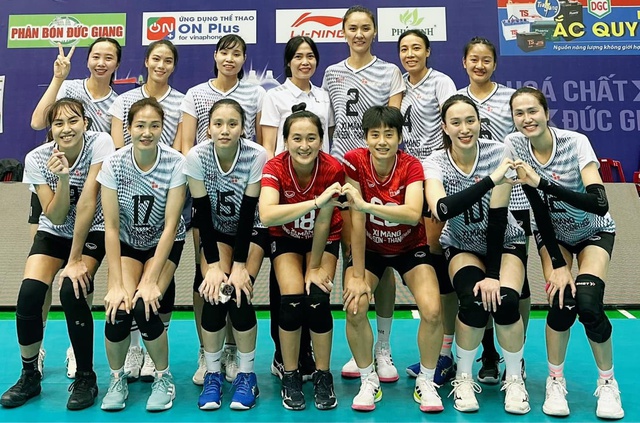 Lê Thị Dung (ngoài cùng hàng sau, bên phải) và đồng đội trụ hạng thành công ở giải bóng chuyền VĐQG 2023, nhận thưởng tổng cộng 2 tỉ đồng từ tập đoàn Xi Măng Long Sơn