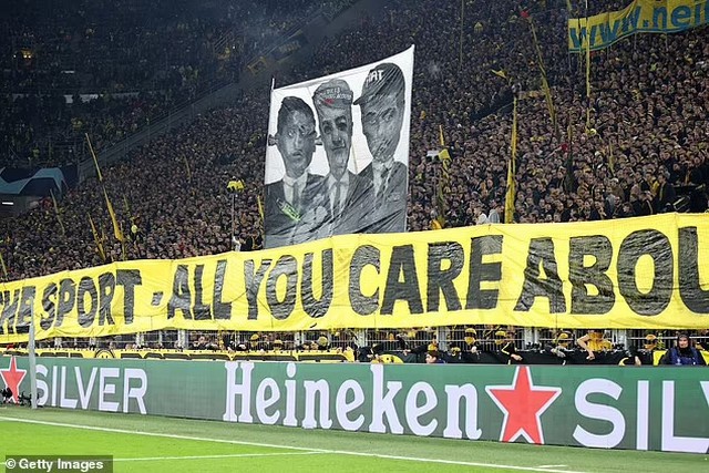 CĐV Dortmund ném tiền và vàng giả xuống sân phản đối UEFA - Ảnh 3.