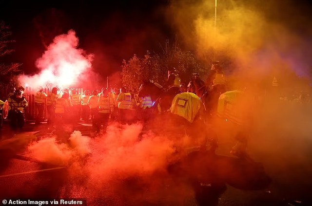 CĐV Legia Warsaw đụng độ trước trận đấu với Aston Villa khiến 3 cảnh sát bị thương - Ảnh 4.