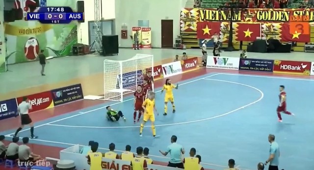 Thủ môn xả thân dùng mặt cứu thua, ĐT Việt Nam giành chiến thắng lịch sử trước đội bóng 7 lần dự World Cup - Ảnh 4.