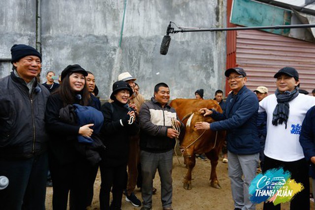 'Có hẹn với thanh xuân': MC Lại Văn Sâm nhận thử thách đi bán bò ở Mèo Vạc - Ảnh 3.