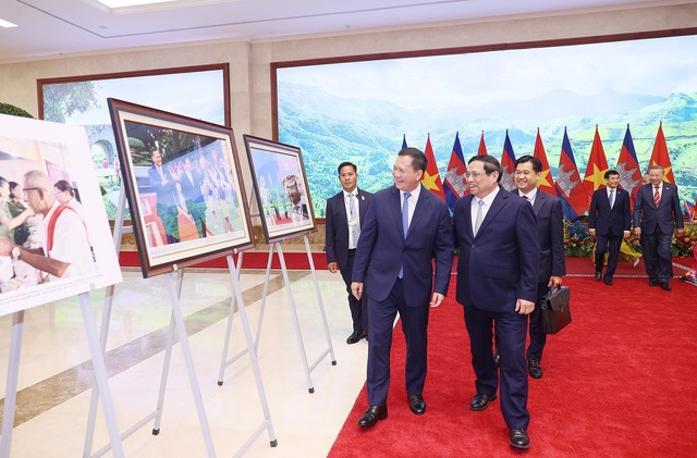 Thủ tướng Phạm Minh Chính và Thủ tướng Campuchia Samdech Hun Manet tham quan trưng bày ảnh của Thông tấn xã Việt Nam - Ảnh 2.
