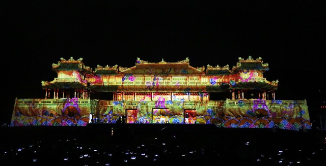 Ngọ Môn Huế thêm lung linh từ hiệu ứng ánh sáng 3D chương trình 'Huế by light - The live show' - Ảnh 2.
