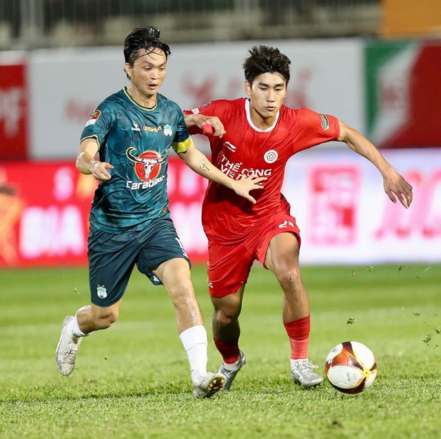 Tin nóng thể thao tối 18/12: Hoa khôi Kiều Trinh háo hức trước ngày tham dự Thai League, HAGL bất ngờ có 'biến' - Ảnh 3.