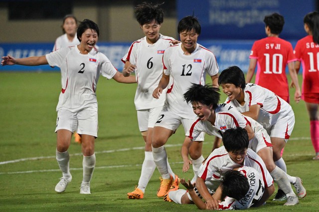 ĐT nữ Triều Tiên gây chú ý khi thắng đậm 19-0, ghi 30 bàn sau 2 trận đấu  - Ảnh 4.