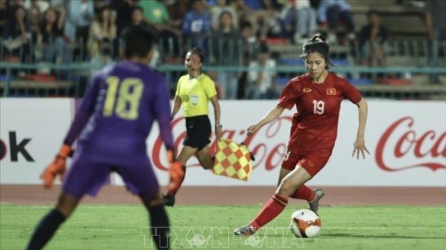 Thanh Nhã bứt tốc như cơn lốc vượt qua 2 cầu thủ nam rồi ghi bàn đẹp mắt, mang về chiến thắng cho ĐT Việt Nam