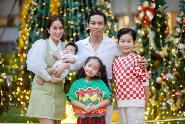 Khánh Khi khoe nhan sắc ngọt ngào trong bộ ảnh Noel bên gia đình - Ảnh 2.