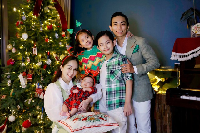 Khánh Khi khoe nhan sắc ngọt ngào trong bộ ảnh Noel bên gia đình - Ảnh 1.