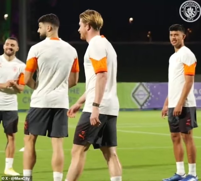 CĐV Man City vui mừng khi thấy Kevin de Bruyne trở lại tập luyện sau 4 tháng chấn thương - Ảnh 6.