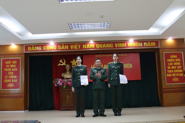 Nguyễn Thị Phương (phải) được kết nạp đảng hôm 22/12/2023