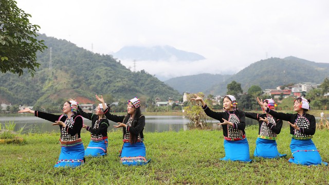 Độc đáo trang phục của người Si La: Chiếc khăn tình yêu