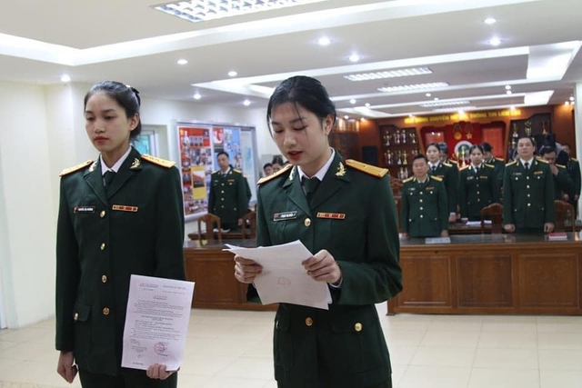 Phạm Thị Hiền (phải) trang nghiêm trong trang phục quân nhân, đọc tuyên thệ trong ngày vinh dự được kết nạp đảng 22/12/2023