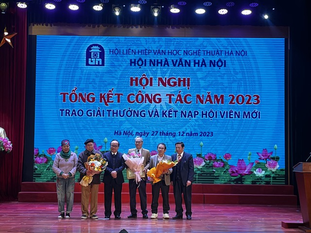 Giải thưởng Hội Nhà văn Hà Nội năm 2023: Tôn vinh công trình 'giải mã' thơ Lê Quý Đôn - Ảnh 2.