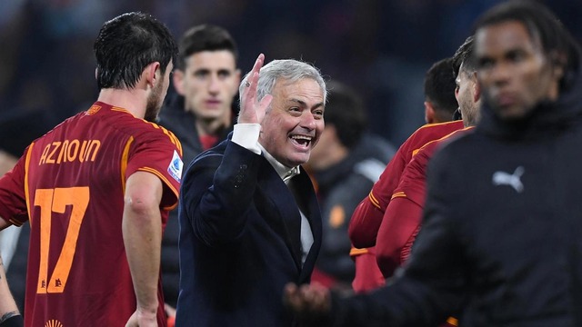 Roma vào Top 4 Serie A: Mourinho ồn ào để Roma lặng lẽ tiến lên - Ảnh 1.