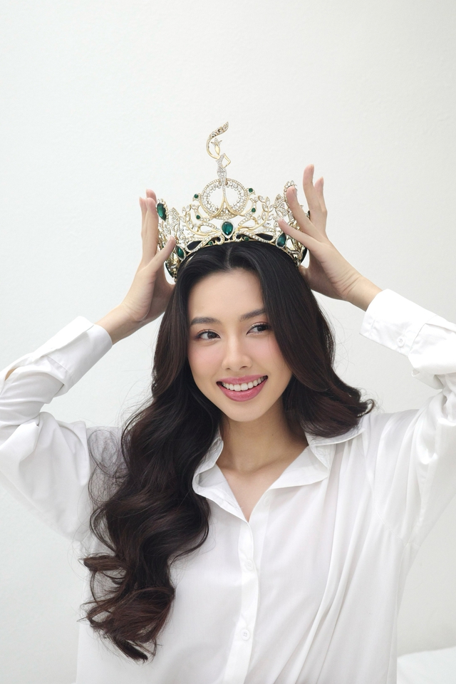 Hoa hậu Thùy Tiên tung loạt ảnh bên vương miện kỷ niệm 2 năm đăng quang  - Ảnh 3.