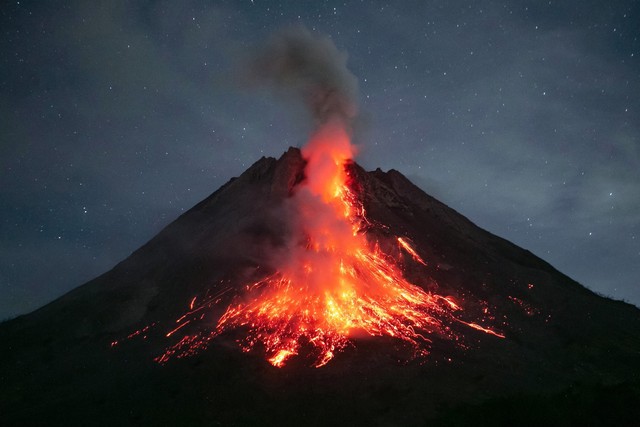 Núi lửa phun trào ở Indonesia: 11 người leo núi thiệt mạng - Ảnh 1.