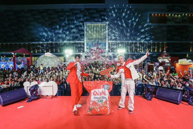 Cận cảnh không khí quẩy tới bến tại Siêu Snack Party “cháy&quot; nhất năm của Oishi - Ảnh 1.