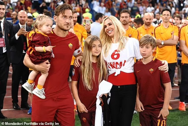 Vợ cũ của Francesco Totti lần đầu tiên công khai lí do cặp đôi ly hôn - Ảnh 3.