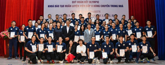 Hà Thị Hoa (đứng thứ 7 hàng thứ 2, từ phải sang trái) hoàn thành khóa đào tạo HLV cấp 2 và được cấp giấy chứng nhận của Quỹ đoàn kết Olympic