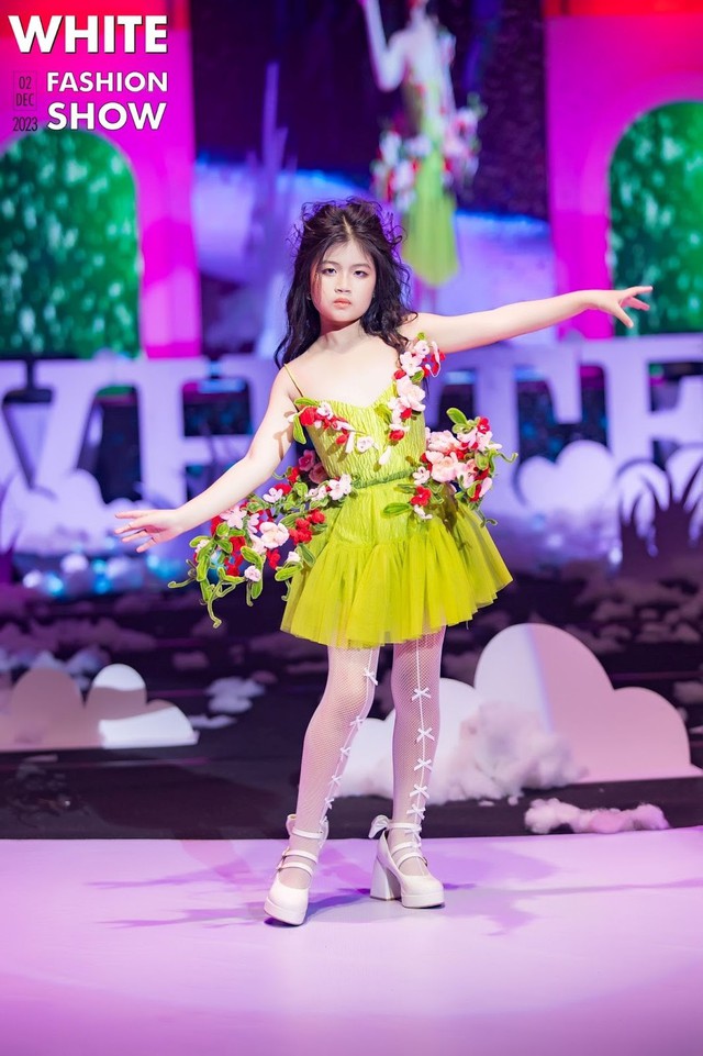 Mẫu nhí Minnie Cindy kết hợp Quán quân The New Mentor Lê Thu Trang tại White Fashion Show 2023 - Ảnh 3.