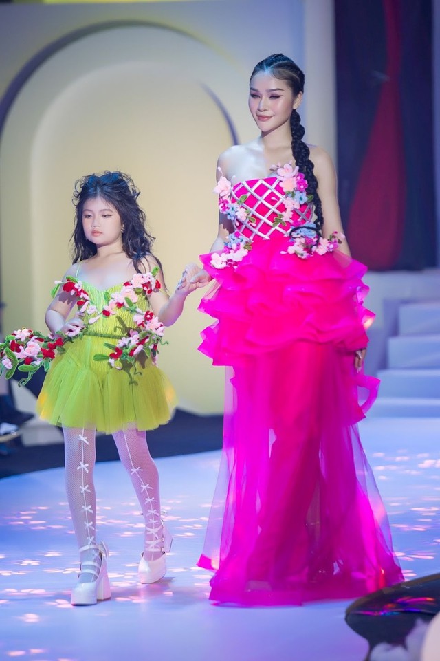 Mẫu nhí Minnie Cindy kết hợp Quán quân The New Mentor Lê Thu Trang tại White Fashion Show 2023 - Ảnh 2.