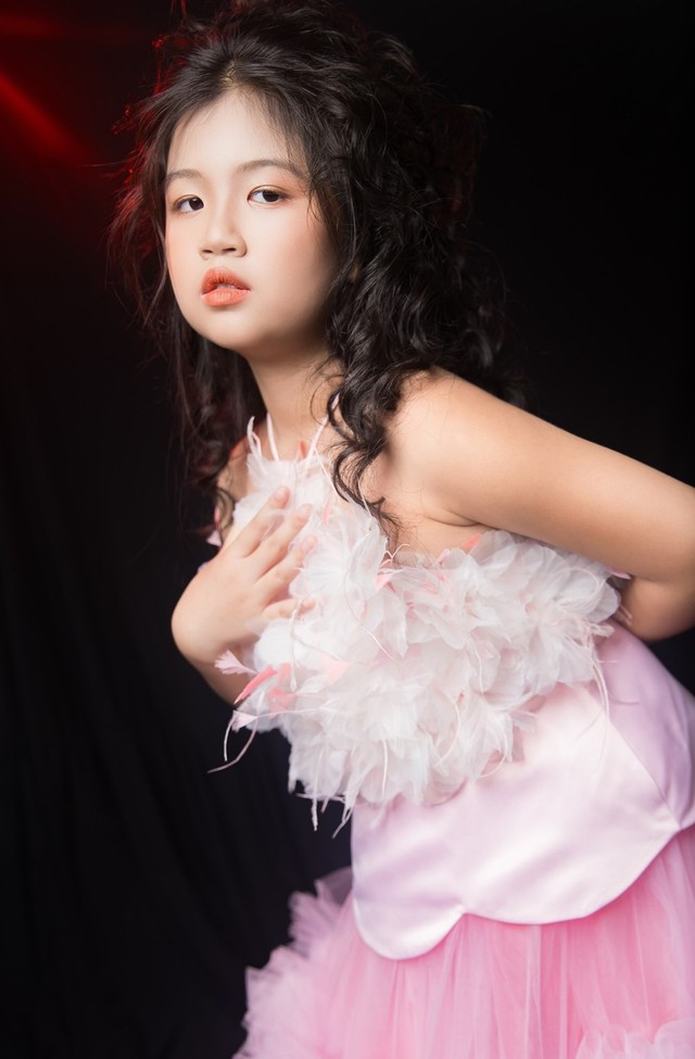 Mẫu nhí Minnie Cindy kết hợp Quán quân The New Mentor Lê Thu Trang tại White Fashion Show 2023 - Ảnh 9.