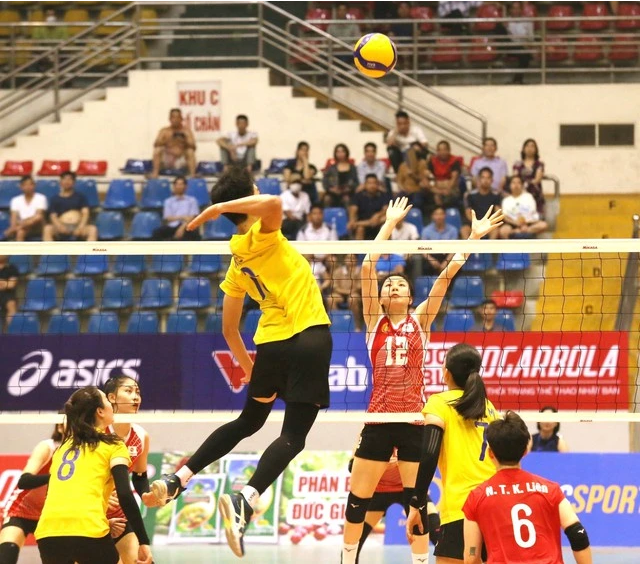 Bích Tuyền đang giữ kỷ lục là VĐV bóng chuyền nữ ghi nhiều điểm nhất trong một trận đấu (61 điểm ghi được trong trận đấu với Than Quảng Ninh ở giải VĐQG 2022)