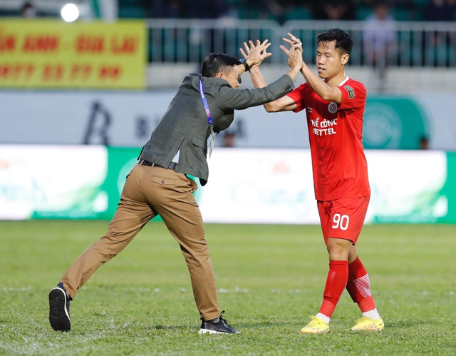 Tin nóng bóng đá Việt 9/12: Thủ môn Nam Định nghỉ thi đấu dài hạn, Khuất Văn Khang đạt dấu mốc đáng nhớ - Ảnh 5.